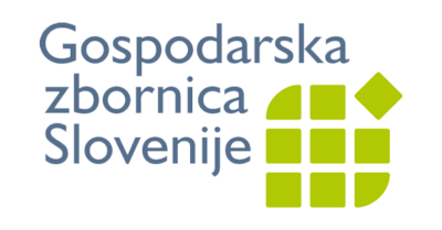 Das Logo zeigt untereinander die Wörter "Gospodarska", "zbornica" und "Slovenije" in grau. Daneben sind drei mal drei grüne Quadrate. Das Quadrat links oben und recht unten ist an der jeweiligen äußeren Ecke abgerundet. Das Quadrat rechts oben ist leicht nach außen gekippt.