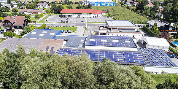 Luftaufnahme der Produktion in Möllbrücke. Das Dach ist voll mit Photovoltaik-Anlagen.