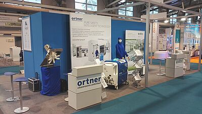 Ortner's exhibition stand features a gassing nozzle, an ISU and a mannequin with PDc cleanroom clothing.