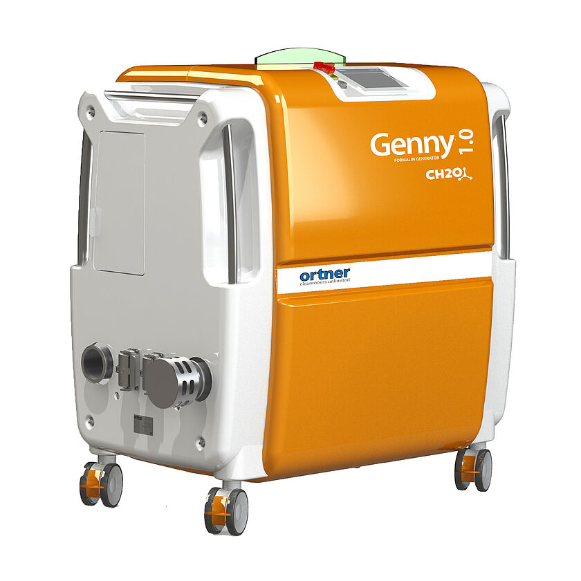 A white box with rounded corners on wheels. The top, as well as the front orange. In the middle is a depression in the form of a strip. There on the left side it says 'ortner' and below that 'cleanrooms unlimited'. In the right corner of the orange part it says 'Genny 2.0' under it 'Formalin Generator' and under it 'CH2O'. On the left side of the box, two silver tubes stick out in the lower part. One of them has a lid. In the upper left corner of the white side part is a small closed door. On the top of the box there is a tablet in the center. To the left of it is a red and yellow button and a small gray button. Behind it is a small yellow glass bar that is slightly rounded on the top. On the left and right corners of the box is a long silver bar that serves as a handle. On the upper left edge is also such a handle.