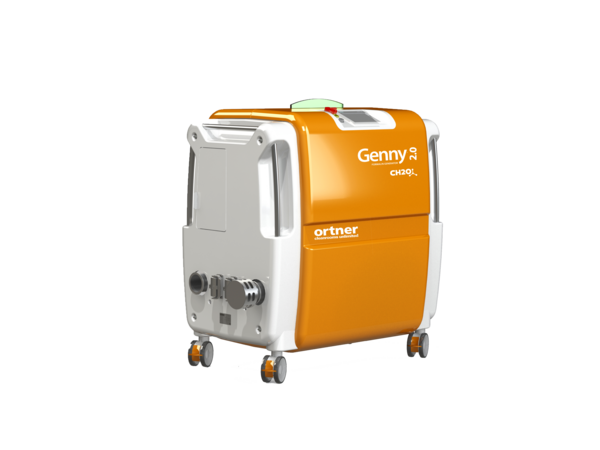  A white box with rounded corners on wheels. The top, as well as the front orange. In the middle is a depression in the form of a strip. There on the left side it says "ortner" and below that "cleanrooms unlimited". In the right corner of the orange part it says "Genny 2.0" under it "Formalin Generator" and under it "CH2O". On the left side of the box, two silver tubes stick out in the lower part. One of them has a lid. In the upper left corner of the white side part is a small closed door. On the top of the box there is a tablet in the center. To the left of it is a red and yellow button and a small gray button. Behind it is a small yellow glass bar that is slightly rounded on the top. On the left and right corners of the box is a long silver bar that serves as a handle. On the upper left edge is also such a handle.