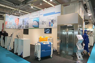 A personnel airlock, an ISU and a Genny are on display at the exhibiation stand. Also on display is a mannequin in PDc cleanroom clothing.