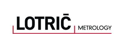 Das Logo zeigt die Wörter "Lotric" und "Metrology". Zwischen den beiden Wörtern geht eine kurze rote Linie vertikal nach oben. Auch vor dem ersten Wort ist eine kurze rote Linie. Ebenfalls ist unter den beiden Wörtern eine rote Linie.