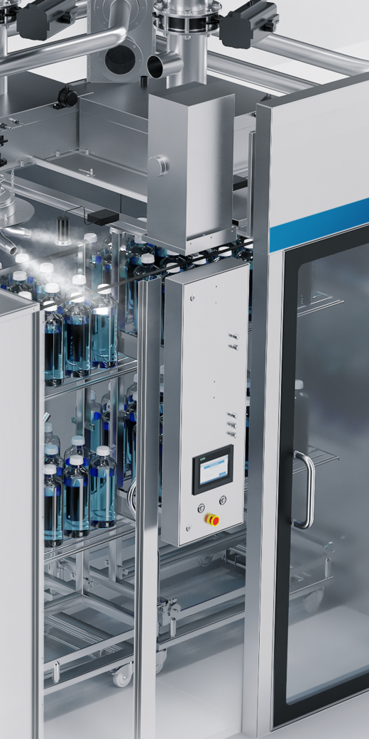 Modular aufgebaute Schleusensysteme einfach an bestehende Fabriksysteme angepasst Ein sehr großer quaderförmiger Schrank. Auf der linken schmaleren Seite ist eine geöffnete große Glastüre. Drinnen steht ein Wagen. Auf den beiden Ebenen des Wagens stehen große Glasfaschen mit blauer Flüssigkeit. Rechts neben der Tür ragt ein kleiner Schrank heraus, mit einem Bildschirm und einem rot-gelben Knopf. Auf der Vorderseite des Schranks befinden sich mittig eine große geschlossene Glastüre und links daneben ein länglicher schmaler Schrank. Im unteren Teil dieses Schranks sind ein kleiner Bildschirm und ein rot-gelber Knopf. Dahinter sieht man in den Innenraum des Schranks, wo ein großer Wagen steht, auf dem ebenfalls Glasflaschen mit blauer Flüssigkeit stehen. Rechts hinter dem Schrank steht ein blauer Schrank mit Rollen, auf dem „ISU“ steht. Auf dem Schrank sind mehrere Rohre.