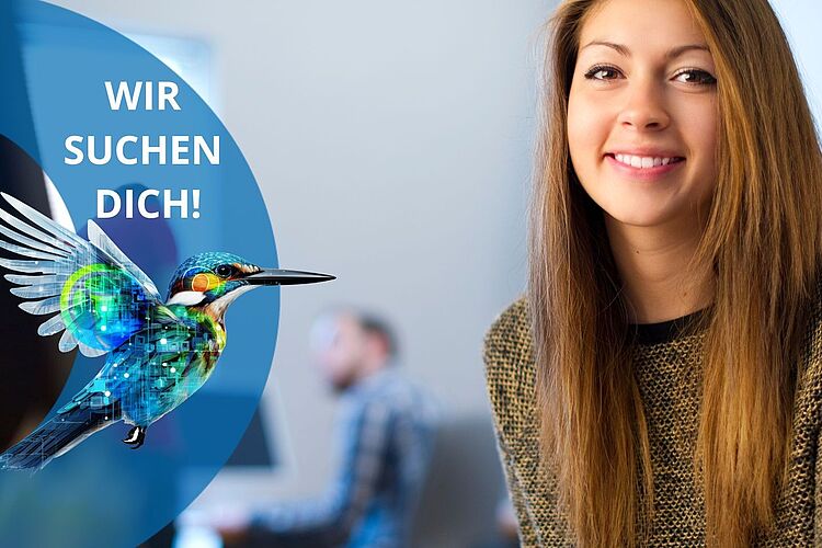 Frau schaut dich glücklich an.