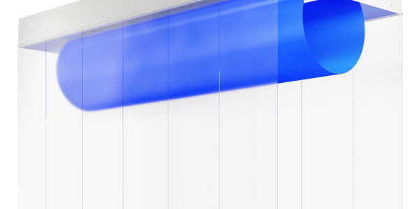 Ein dicker kurzer blauer Schlauch der an einer horizontalen Stange befestigt ist. Dahinter und davor hängt von oben nach unten ein durchsichtiger Vorhang.