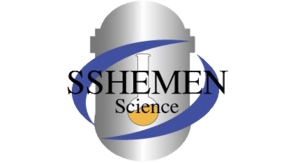 Das Logo zeigt ein gezeichnetes Schild, auf dem ein Erlnmeyerkolben mit gelber Flüssigkeit abgebildet ist. Von links unten nach rechts oben und von recht oben nach links unten gehen blaue Linien, die in der Mitte etwas dicker sind. Auf dieser Abbildung steht "SSHEMEN Science".
