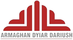 Das Logo von besteht aus einem roten vertikalen Strich. Links und rechts daneben ist je ein größeres und darüber ein kleineres rotes Eck. Darunter steht "Armaghan Dyiar Dariush".