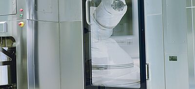 Zoom auf die Glastüre eines Isolators, hinter der ein Roboter ist.