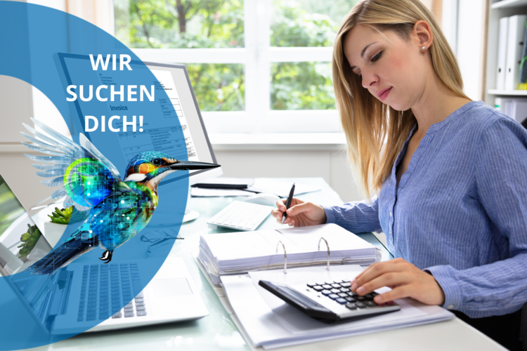 Ortner Mitarbeiterin sitzt vor einem PC und kümmert sich um die Buchhaltung