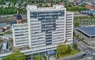 Aufnahme aus der Luft des Bürogebäudes, in dem sich unser Sitz in Wiesbadens befindet.